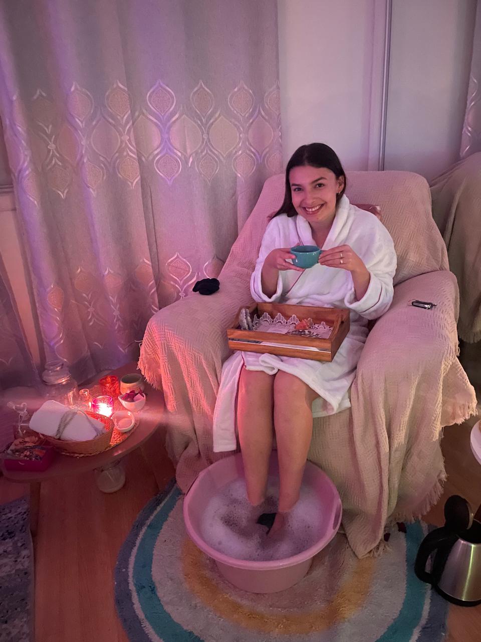 Cliente vivenciando um momento de cuidado no Spa Day da Mannah